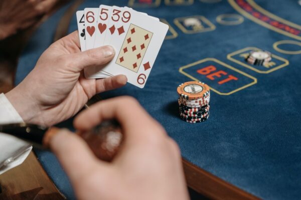 ¿Cuál es la importancia del farol en el póker?