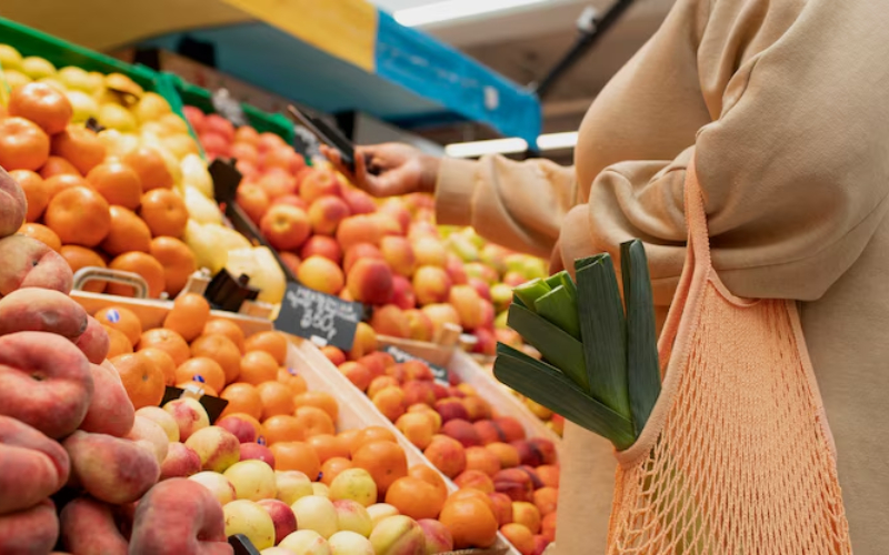 Hasta qué hora está abierta la tienda de alimentos más cercana